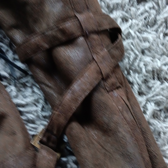 Elegant Brown Leather Jacket with Fur Collar - Picture 4 of 5
